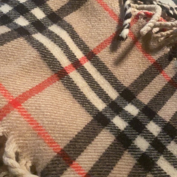 Burberry fringes cashmere scarf EUC. Size 42in long 7in wide pristine condition - Picture 8 of 10